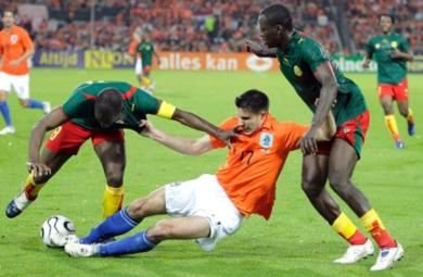 العنف الكروي ساد مباراة الكاميرون وهولندا