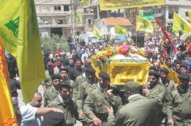 عناصر من حزب الله يشيعون احد القتلى
