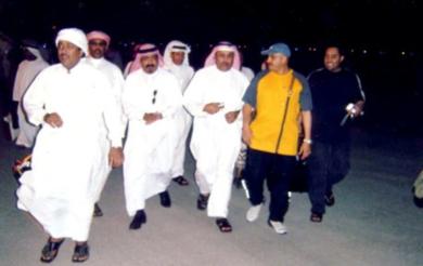 أثناء استقباله في المطار من قبل الشيخ عبدالرحمن العمودي