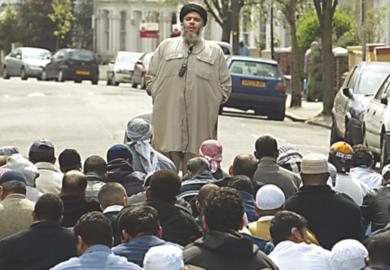 صورة من الارشيف .. ابو حمزة المصري يناقش بعض القضايا امام مئات المسلمين في لندن