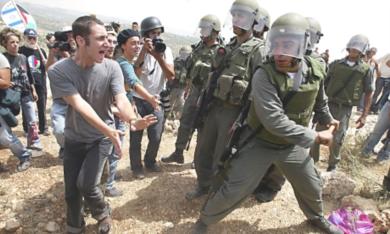 مواجهات بين القوات الاسرائيلية ومتظاهرين ضد الجدار الفاصل