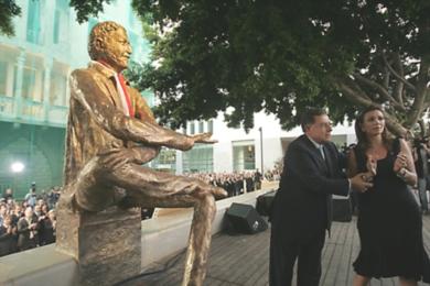 رئيس الوزراء اللبناني فؤاد السنيورة وبجانبه ارملة الصحافي اللبناني سمير قصير يقفان امام تمثاله وسط بيروت