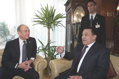 الرئيس المصري حسني مبارك يتحدث مع رئيس الوزراء الاسرائيلي ايهود اولمرت