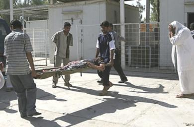 عراقيون يحملون احد الجرحى 
