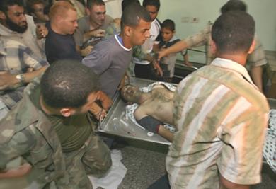 فلسطينيون يلقون نظرة الجثة الشهيد عماد محمد عسلية في المشرحة