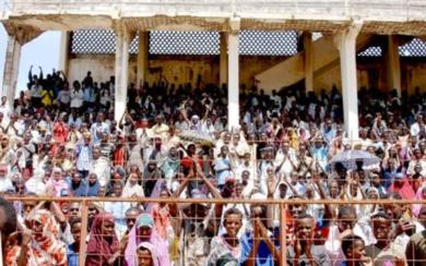 أنصار أمراء الحرب متجمعون بملعب بنادير شمال مقديشو احتجاجاً على فوز الميليشيات الإسلامية 
