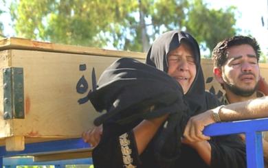 امرأة عراقية وابنها يبكيان بعد مقتل احد اقاربهم 