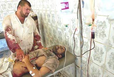 عراقي يبكي بعد اصابت اخيه بجراح خطيرة