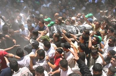فلسطينيون يشاركون في تشييع القائد العام للجان المقاومة الشعبية جمال ابو سمهدانة يوم أمس 