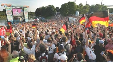 حشود ألمانية كبيرة تحتفل بأهداف منتخبها خارج المدرجات من خلال شاشات عملاقة نصبت في مناطق متعددة