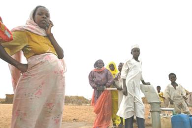 نساء سودانيات تنتظرن للحصول على الماء 