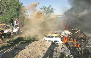 فلسطينيون يقومون باخماد الحريق في احدى السيارات المتضررة