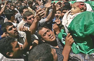 فلسطينيون يشيعون قتلى القصف الاسرائيلي 
