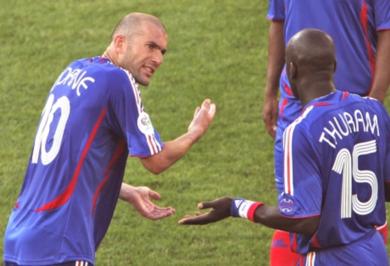 زيدان حاول جاهدا حث زملائه في المنتخب الفرنسي على الفوز