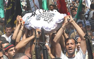 فلسطينيون يشيعون الشهيد محمد 