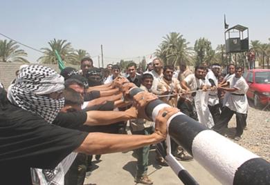 عراقيون يهاجمون القنصلية الايرانية في البصرة