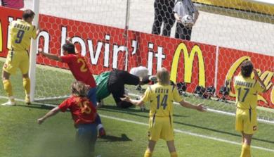  حارس مرمى اوكرانيا والكرة داخل الشباك هدف اسبانيا الأول برأسية نجم اللقاء خافي الونسو