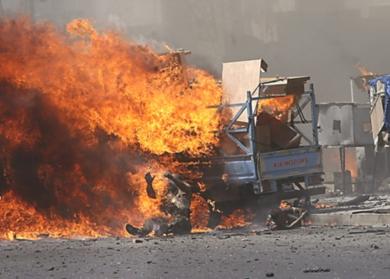 عراقي يحترق بعد انفجار سيارة مغلومة في بغداد