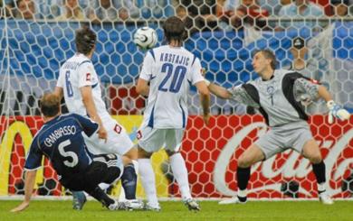 كمبياسو يرسل كرة الهدف الثاني في الشباك الصربية
