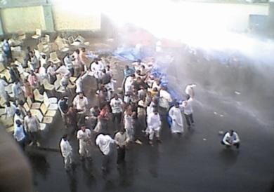 قوات مكافحة الشغب تستخدم خراطيم المياه وقنابل مسيلة للدموع لتفريق المشاركين