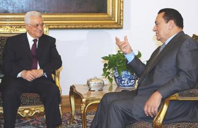 الرئيس المصري حسني مبارك يتحدث مع الرئيس الفلسطيني محمود عباس  