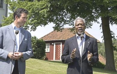 الامين العام للامم المتحدة كوفي انان مع رئيس الوزراء الدنماركي اندرس فوغ راسموسين 