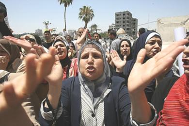 عمال فلسطينيون يصطفون أمام مكاتب البريد للمطالبة بدفع رواتبهم