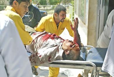 عراقيون ينقلون احد المصابين إلى احدى المستشفيات