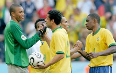 المهاجم البرازيلي فريد اراد الاحتفاظ بالكرة التي سجل بها هدفا لكنه لم يستطع