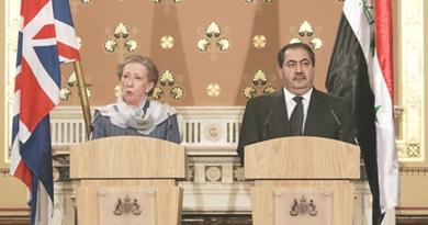 وزير الخارجية العراقي هوشيار زيباري مع وزيرة الخارجية البريطانية مارجريت بيكيت في مؤتمر صحفي