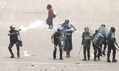 اشتباكات بين نشطاء والشرطة في بنجلادش