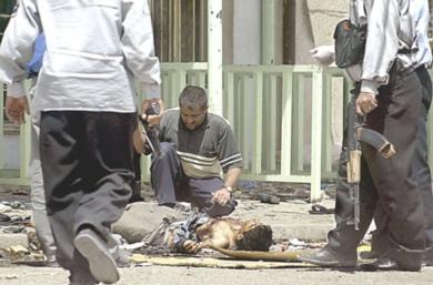 عراقي يشاهد جثة الانتحاري الذي نفذ العملية في البصرة