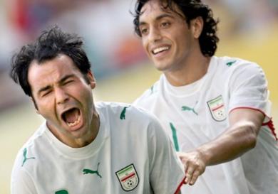 سهراب بختياري الإيراني فرحا بتسجيل اسمه في قائمة هدافي بلاده في تاريخ كأس العالم