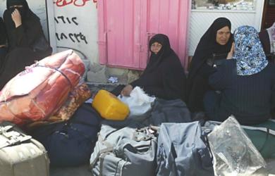 نساء فلسطينيات ينتظرن العبور من معبر رفح