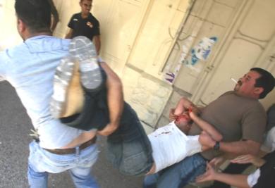 فلسطينيون يقومون بنقل احد المصابين