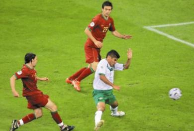 البرتغالي مانيش يرسل كرة أول أهداف البرتغال