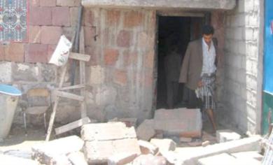 منزل المعلم بعد تعرضه للقصف بوابل من الرصاص