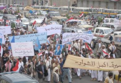 جموع المحتشدين في ميدان السبعين أمس مطالبة الرئيس بالعدول عن قراره