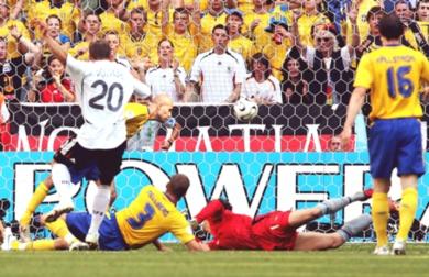 بودلوسكي نجم اللقاء يسجل أول أهداف منتخب بلاده ألمانيا في شباك السويد