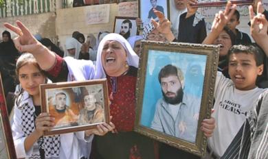 متظاهرات من امهات المعتقلين الفلسطينيين امام مقر المجلس التشريعي في مدينة غزة
