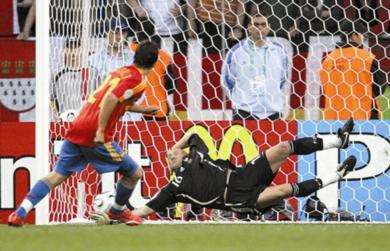 (فيا) يسجل هدف اسبانيا الوحيد من ضربة جزاء