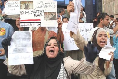 مؤيدات للصحفي يتظاهرن بعد الحكم عليه  