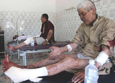 مصابون عراقيون يتلقون الاسعافات الاولية في احدى المستشفيات الحكومية