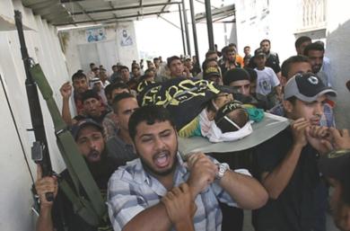 فلسطينيون يشيعون جثمان الشهيد محمد عبد العال