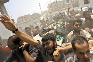 فلسطينيون يشيعون جثمان عضو حركة الجهاد الإسلامية محمد عابد الأهل في مخيم رفح جنوب قطاع غزة أمس