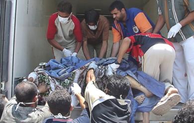 عراقيون ينقلون جثث القتلى 