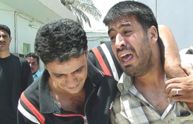 عراقي يبكي بعد مقتل احد اقاربه في الانفجار