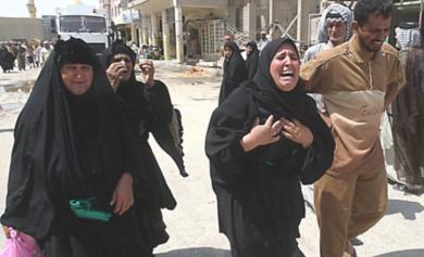 امرأة عراقية تبكي بعد مقتل احد اقاربها في انفجار سيارة مفخخة في سوق شعبي في بلدة المحمودية 