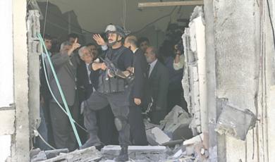 الرئيس الفلسطيني محمود عباس مع اسماعيل هنية يتقفدان مكان القصف