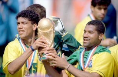 كأس العالم 1994 يحملها البرازيليون